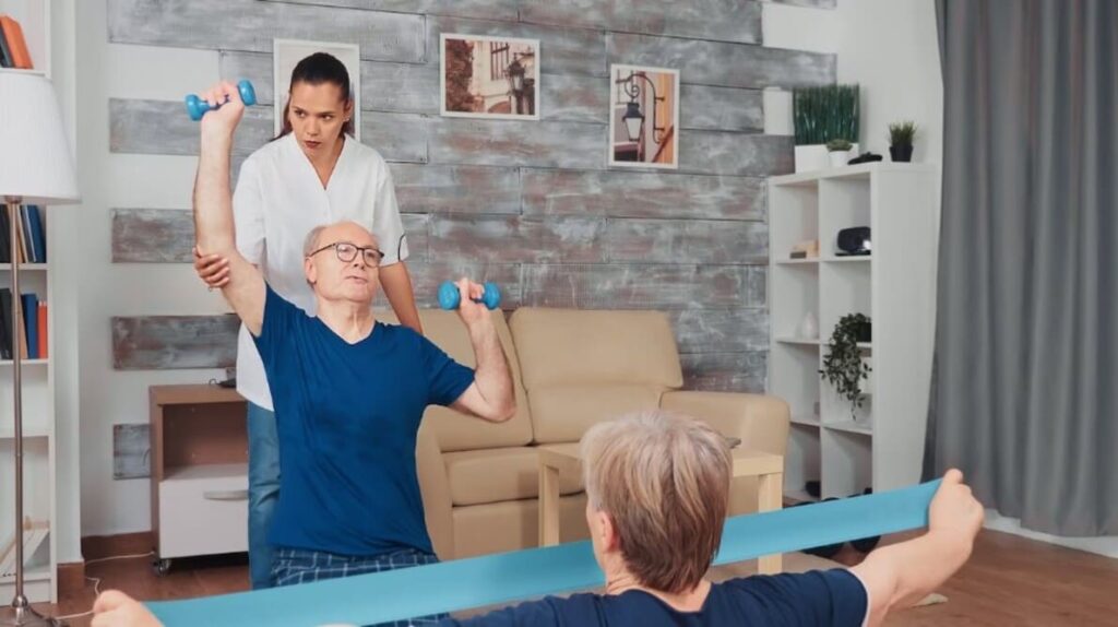 enfermera haciendo fisioterapia con ancianos en casa