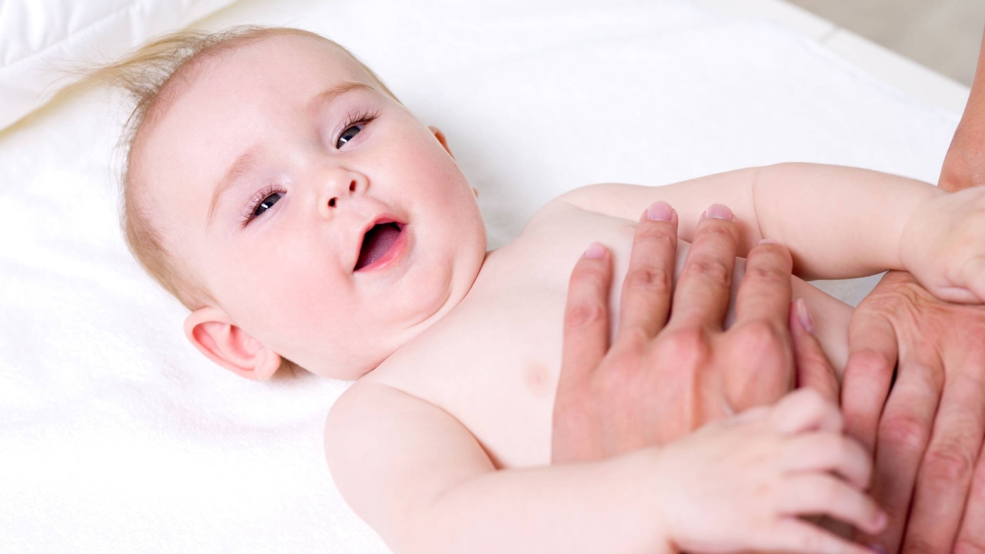 fisioterapeuta masajeando a un bebe