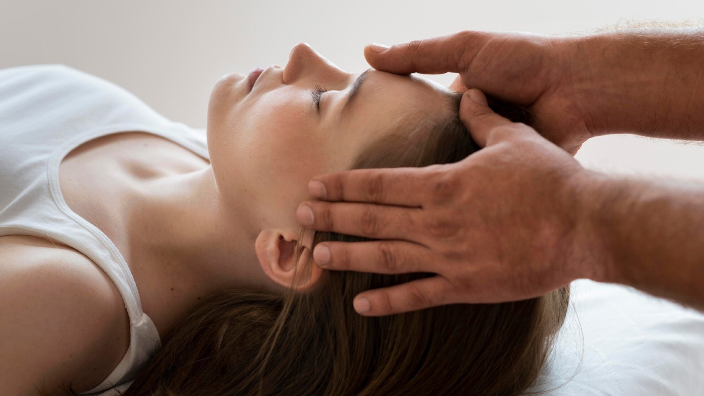 fisioterapeuta masajeando la cabeza de una paciente