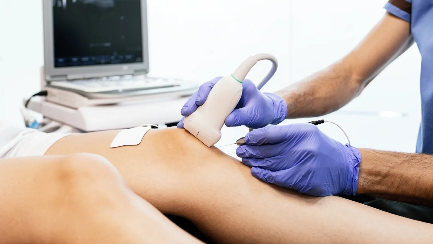 fisioterapeuta realizando una ecografia