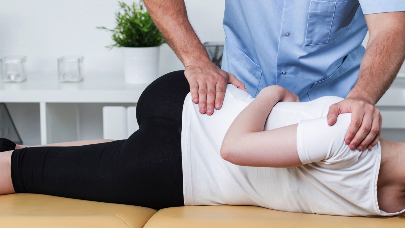 fisio aplicando terapia manual