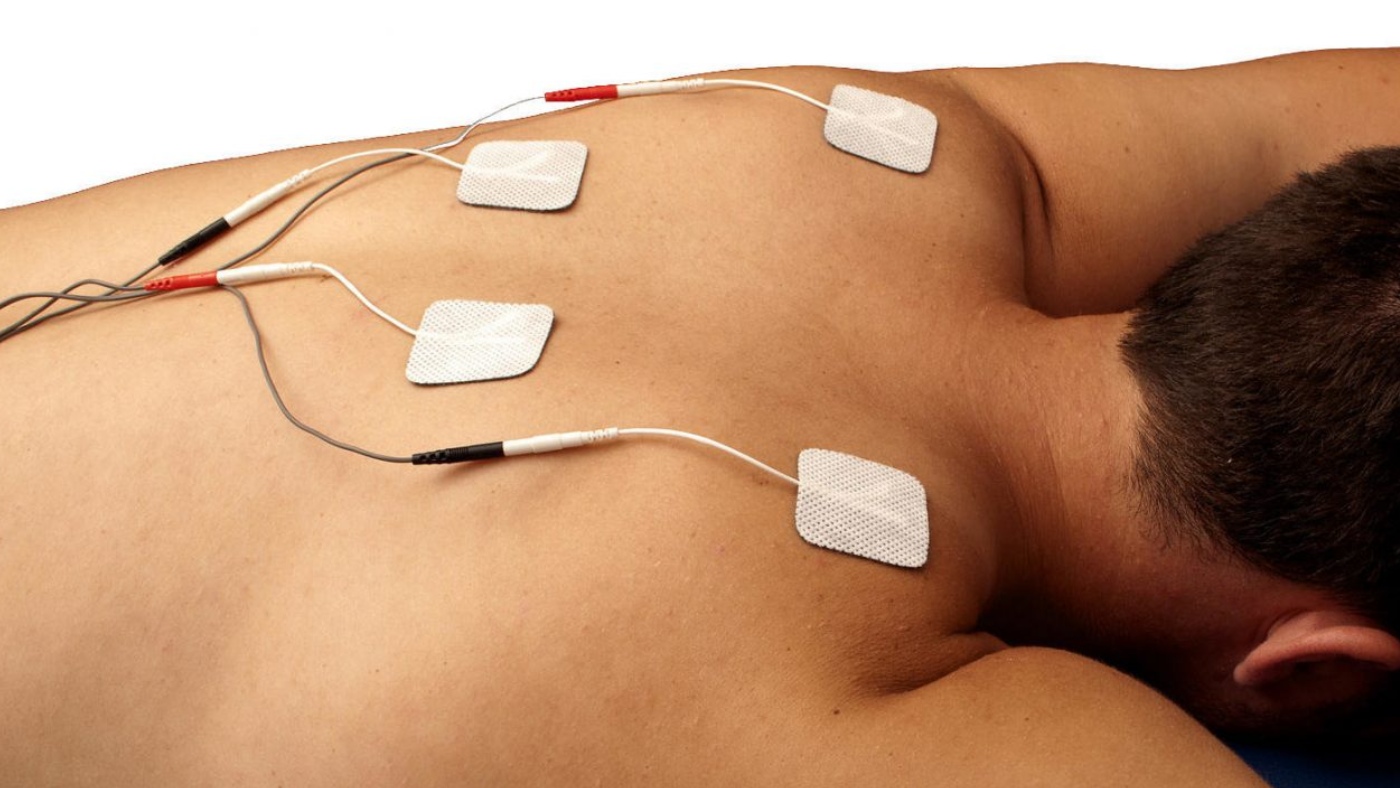 paciente con electroterapia en la espalda