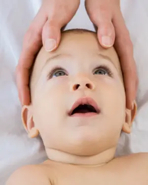 fisioterapeuta con bebe