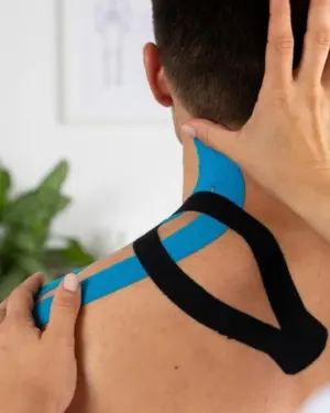 fisioterapeuta con paciente con cintas