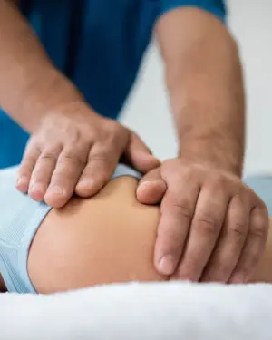 fisioterapeuta masajeando el hombro de una paciente