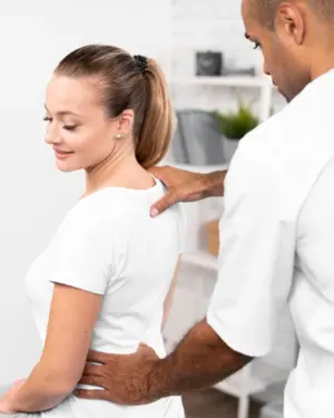 fisioterapeuta recolocando columna de paciente